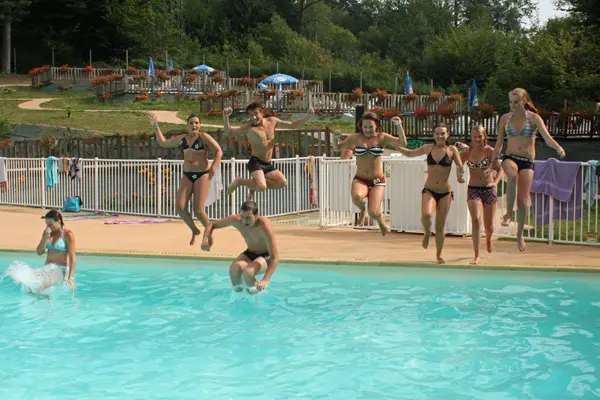 CAMPING_DU_COIROUX_AUBAZINE_piscine