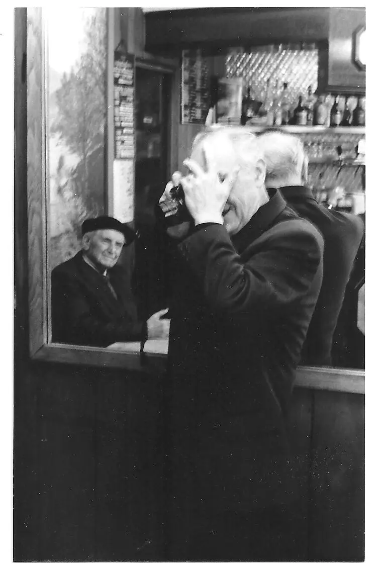 DOISNEAU ET SON MODELE CHEZ UN BOUGNAT PARISIEN