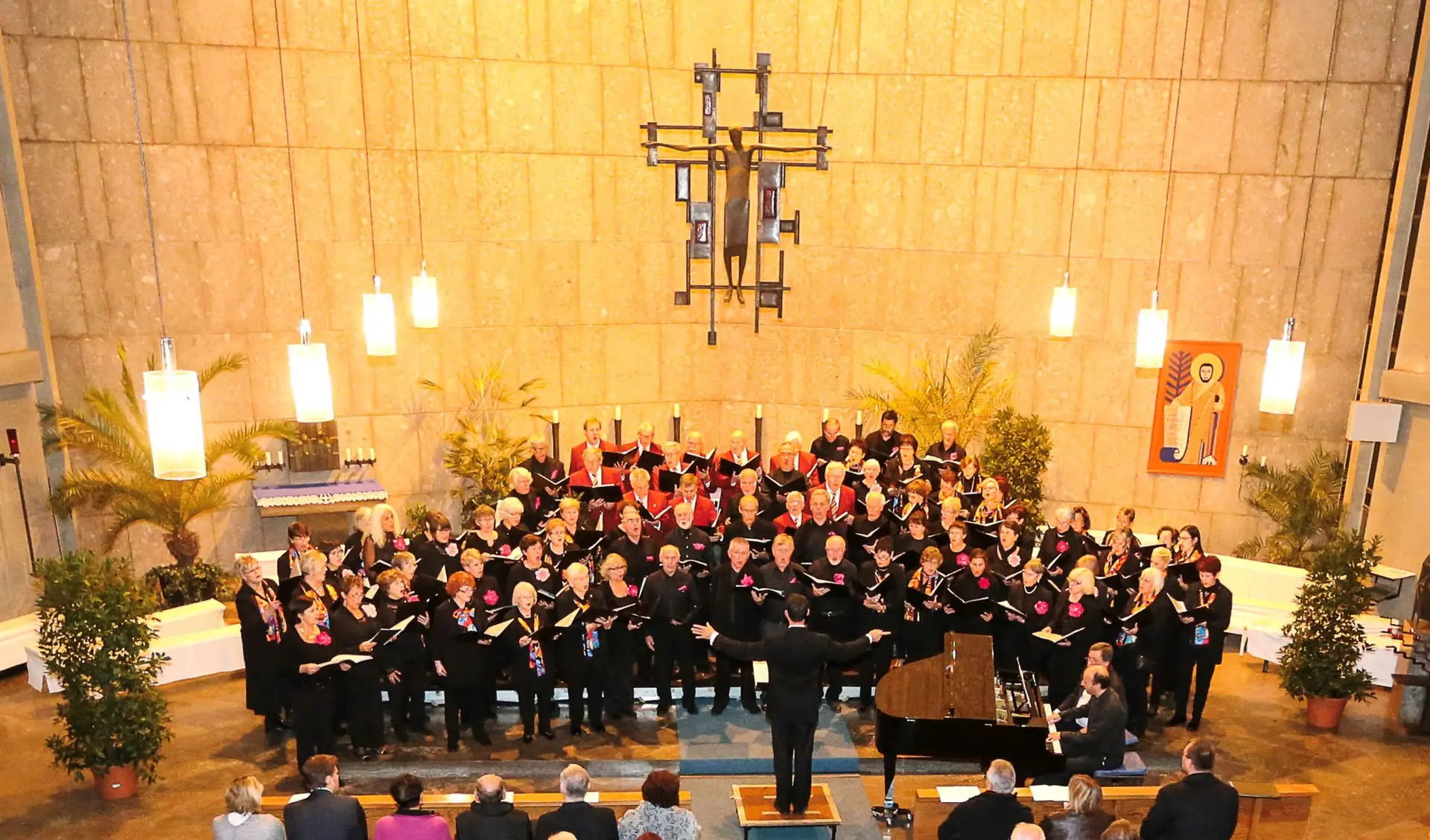 Der-Choeur-régional-de-la-Vézère-und-die-Chorgemeinschaft-Schwaig-beim-gemeinsamen-Konzertabschluss.BB7T0481_by-Daniel-Decombe