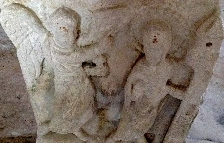 Eglise de la nativité  à Cazillac sculpture sur Fonts baptismaux illustrant l'Annonciation