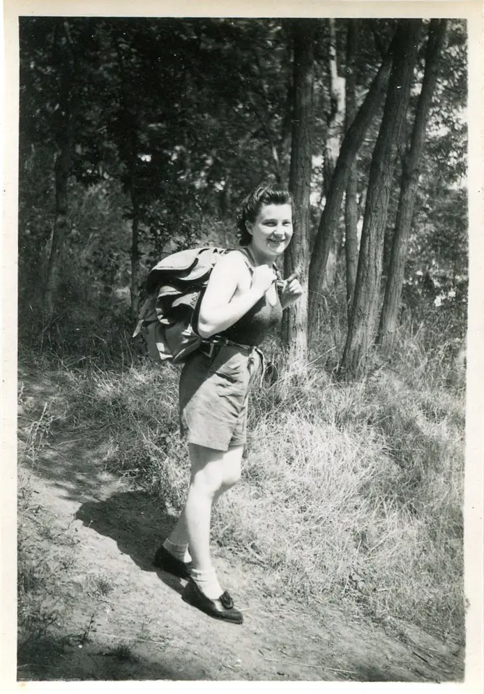 F16 Jeune femme marchant avec sac à dos 1943_2