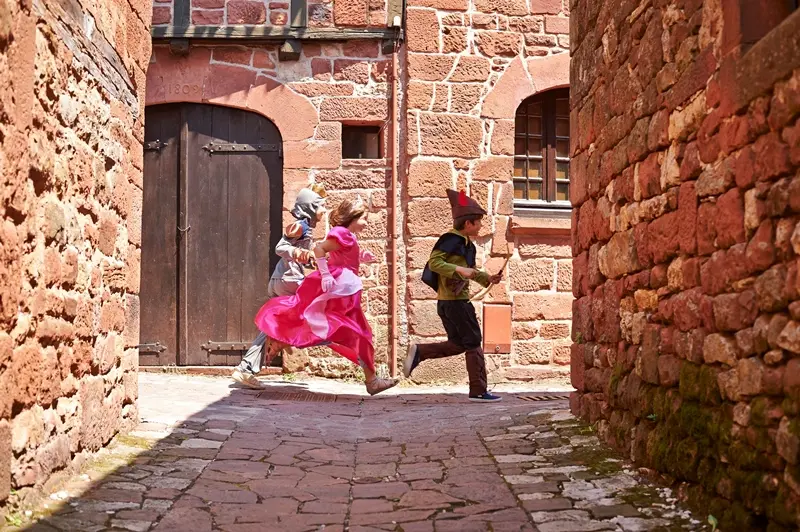 Jeux d'enfants à Collonges-la-Rouge  © Laurent Moynat - Corrèze Tourisme - Vallée de la Dordogne OK