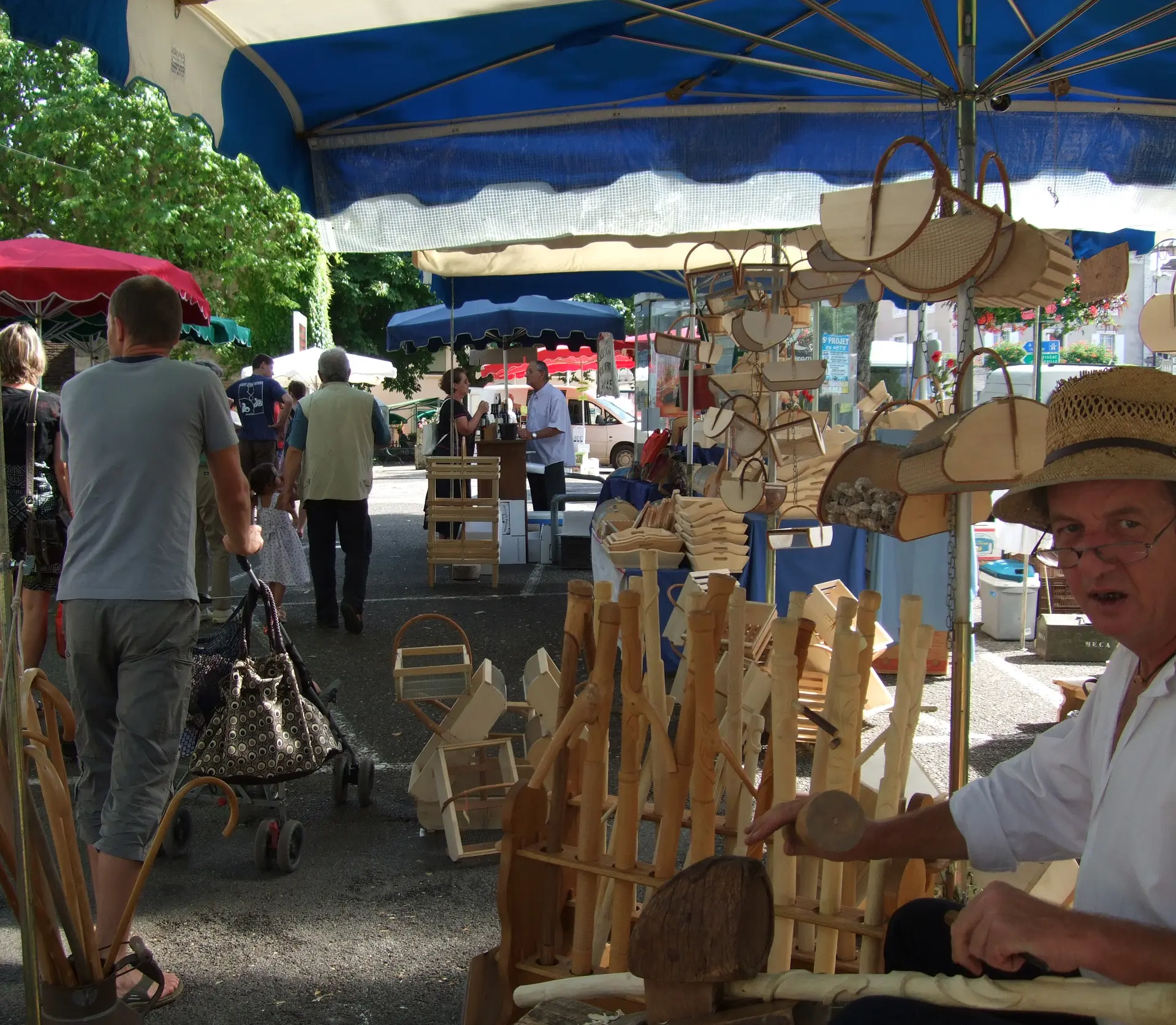 Un artisan sur le marché de Gramat