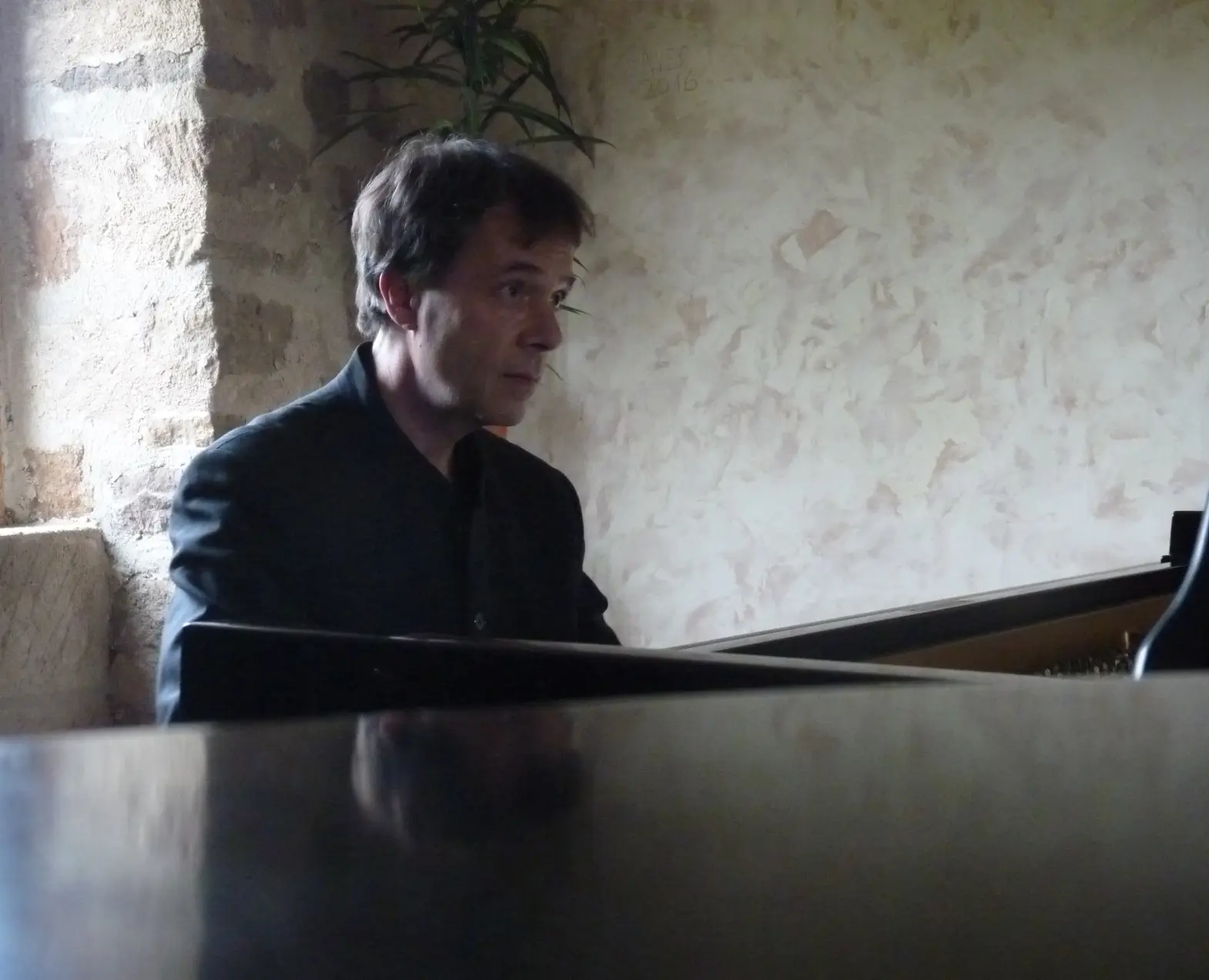 au piano dans le lointain C