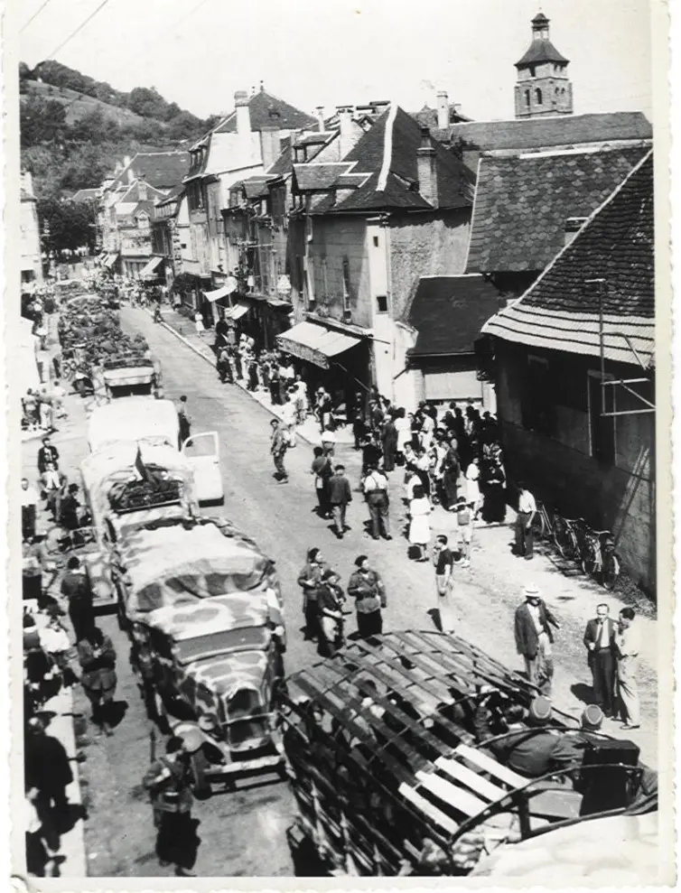 convoi de prisonniers allemands qui traverse Beaulieu à l'été 1944 sous la garde des résistants