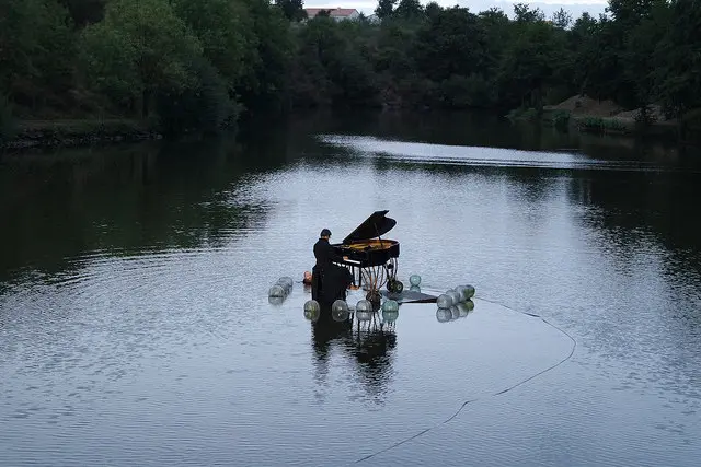 piano sur l'eau