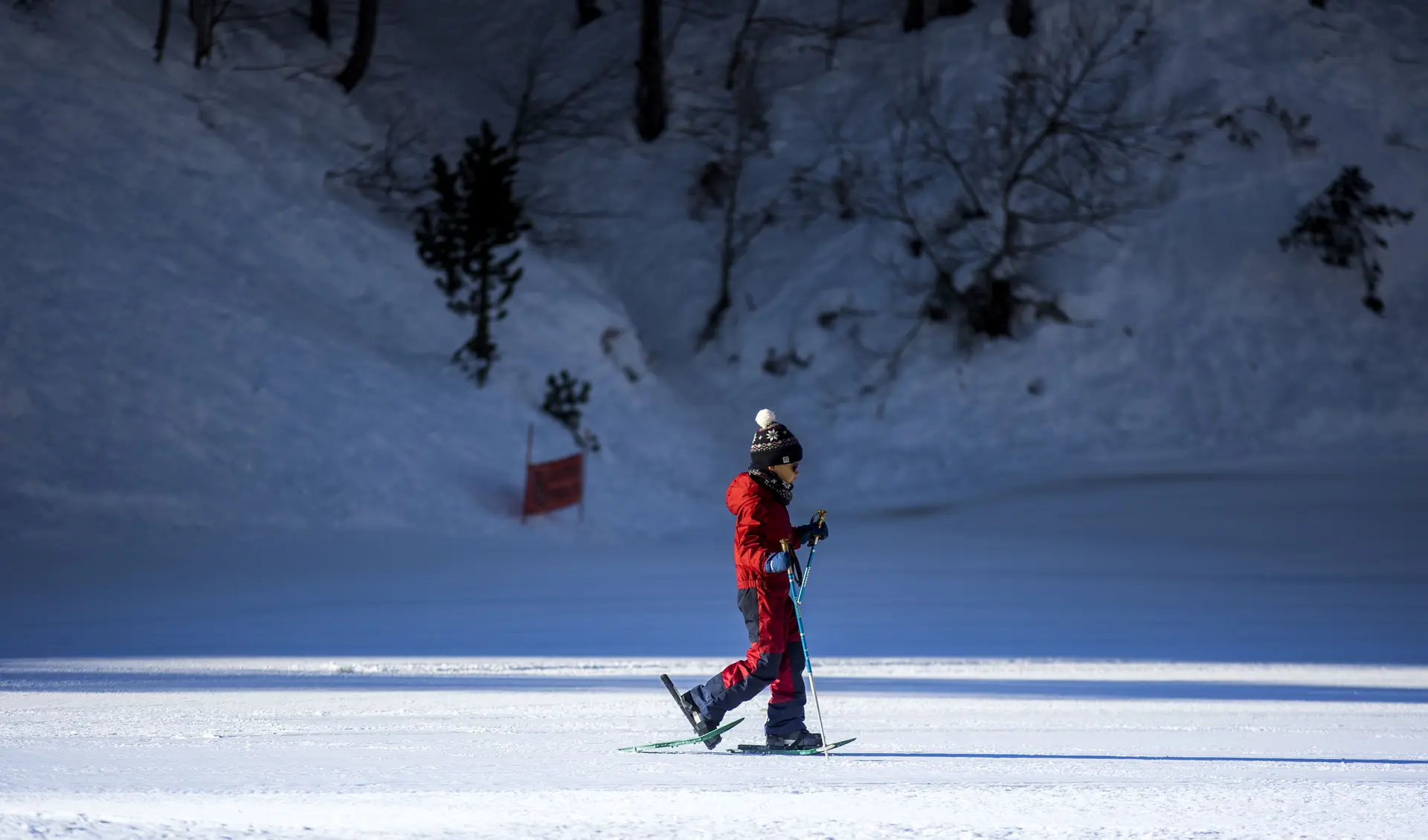 Enfant raquettes à neige