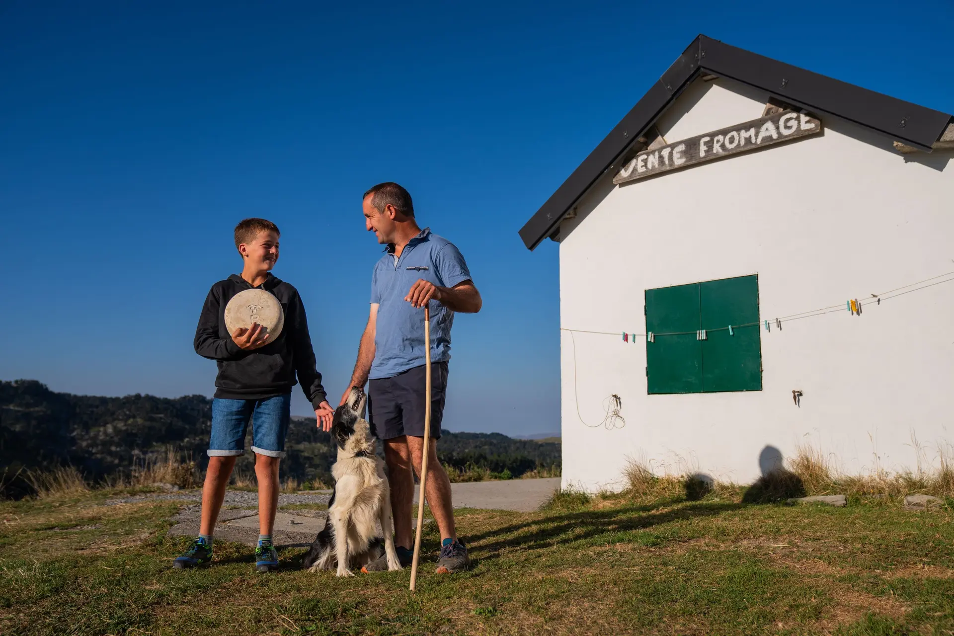 Marc et Paul devant leur cabane à La Pierre Saint-Martin