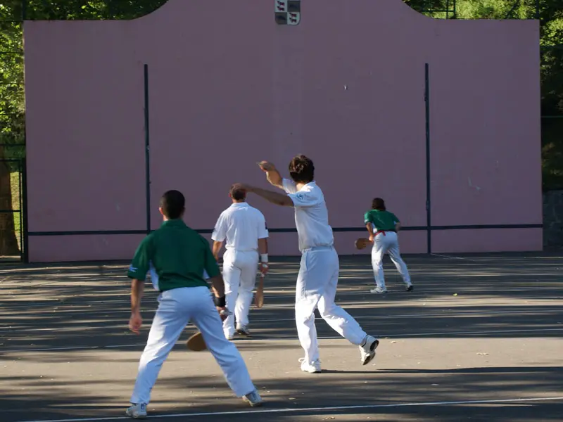Partie de pelote basque au fronton d'Arette