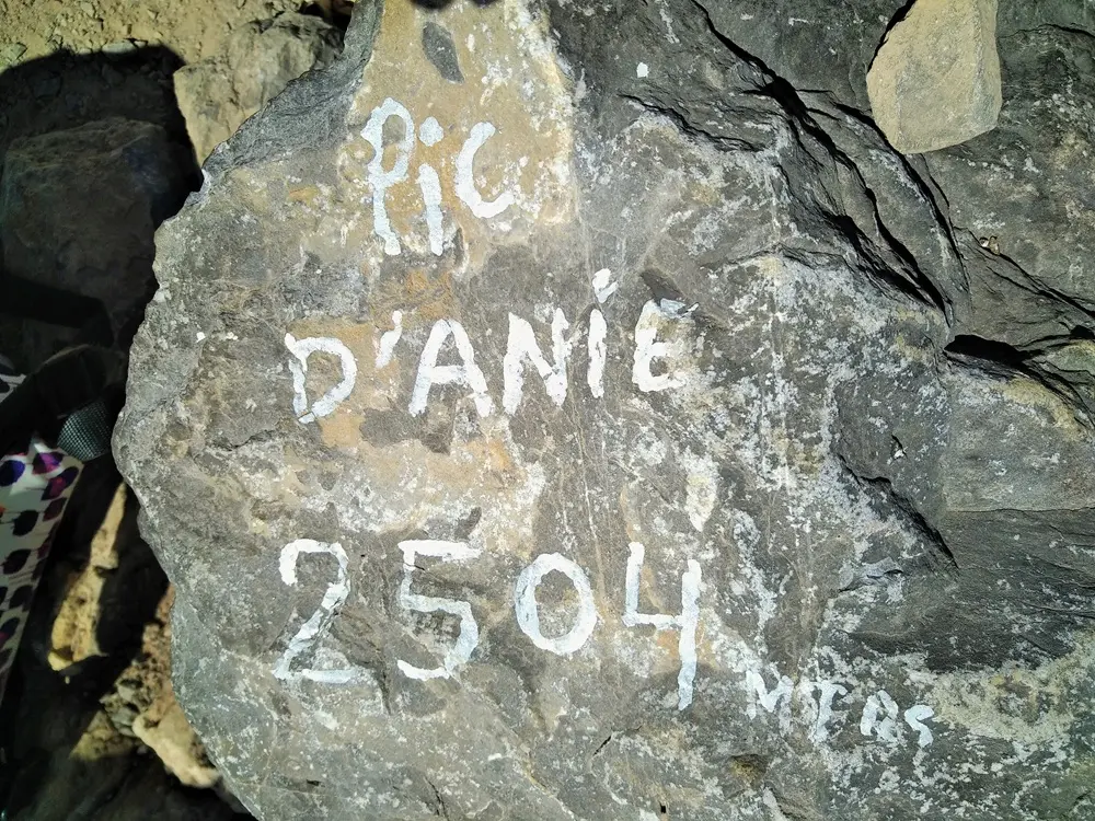 Le sommet du Pic d'Anie culmine à 2 504 m d'altitude