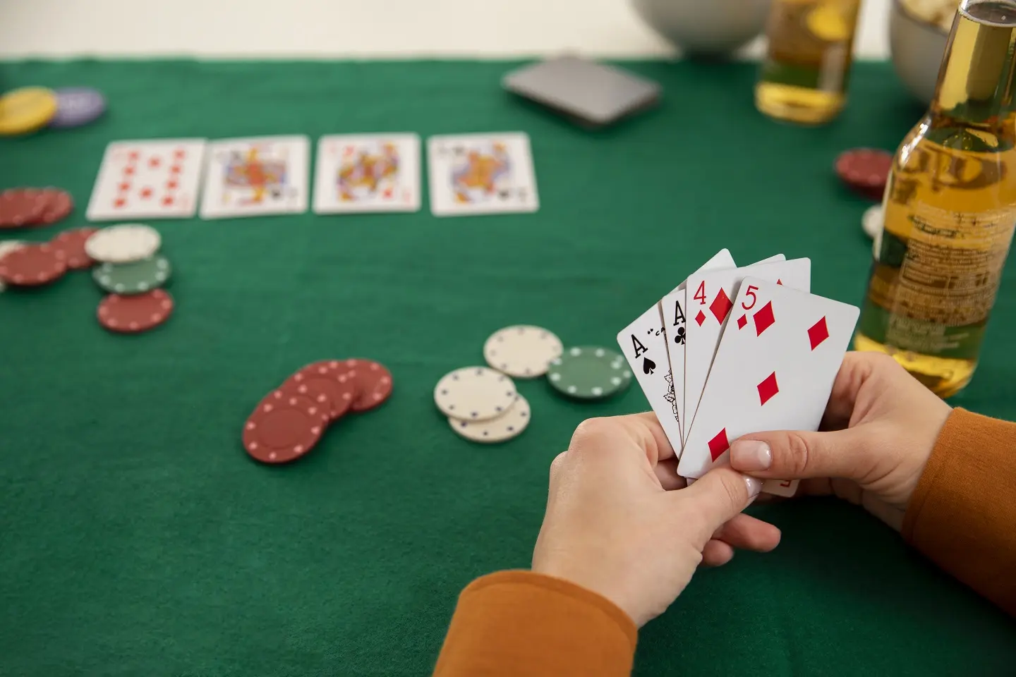 amis-jouant-au-poker-ensemble