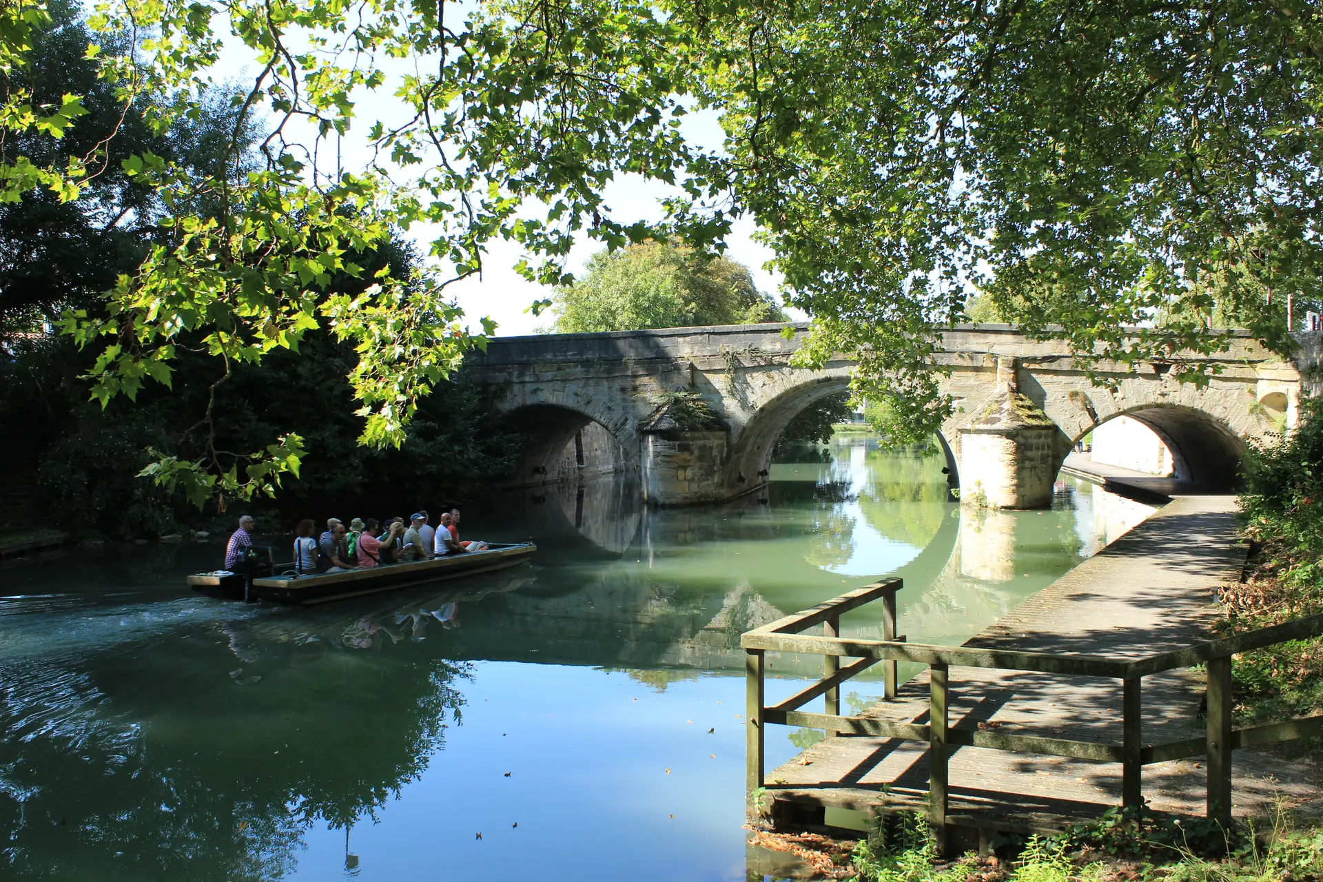 balade-en-barque-pont-des-mariniers