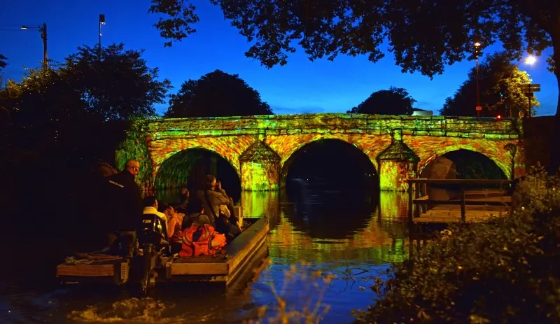 balade-en-barque-metamorpheauses-pont-des-mariniers
