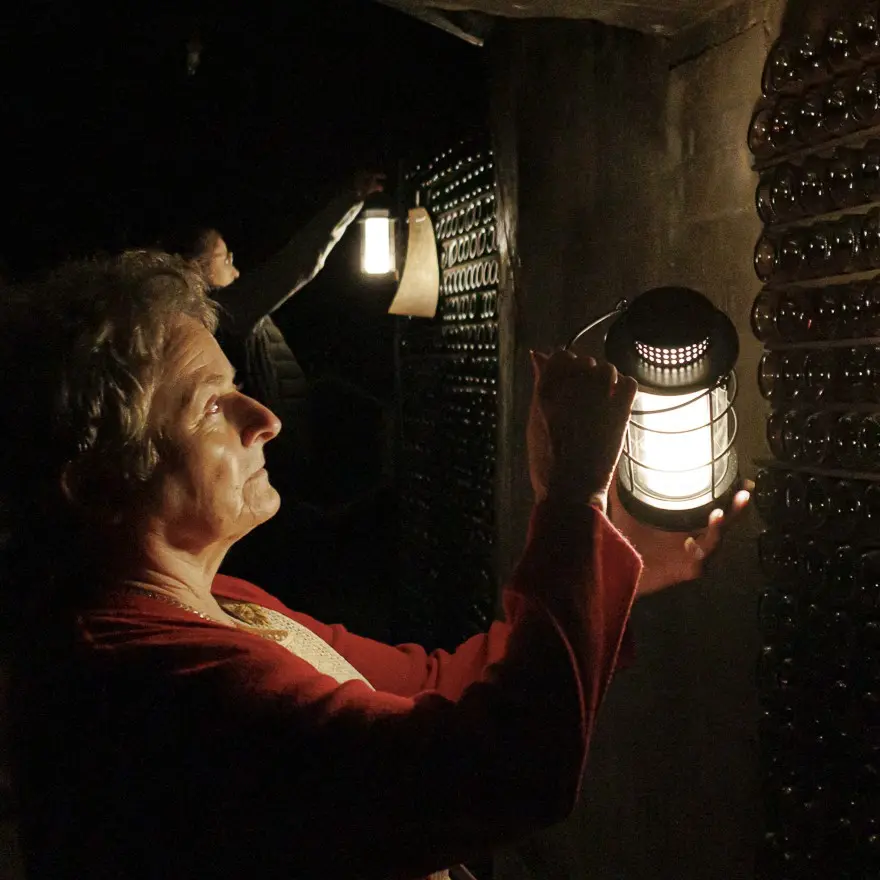 Visite de la cave à la lanterne