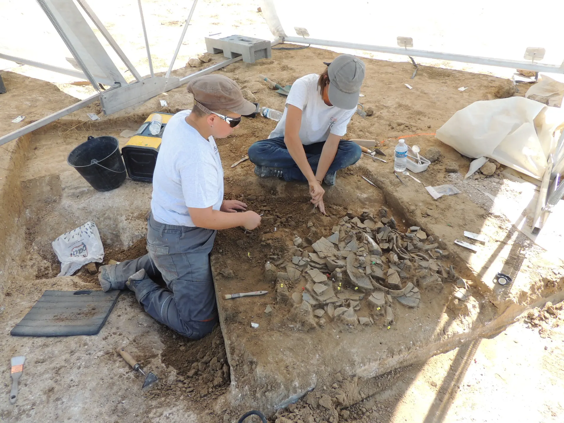 fouille fine d'un dépôt de bornage du IIème siècle de notre ère à Geux