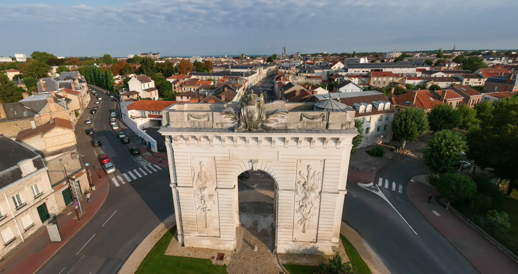 la-porte-sainte-croix-aerienne C Joan Mora