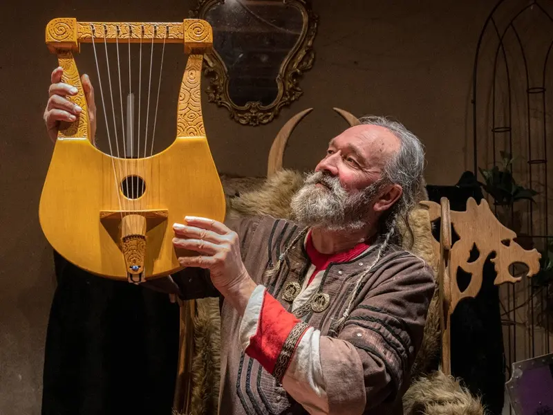 Merlin_Ozégan_barde_contes_Centre_Arthurien_DestinationBrocéliande