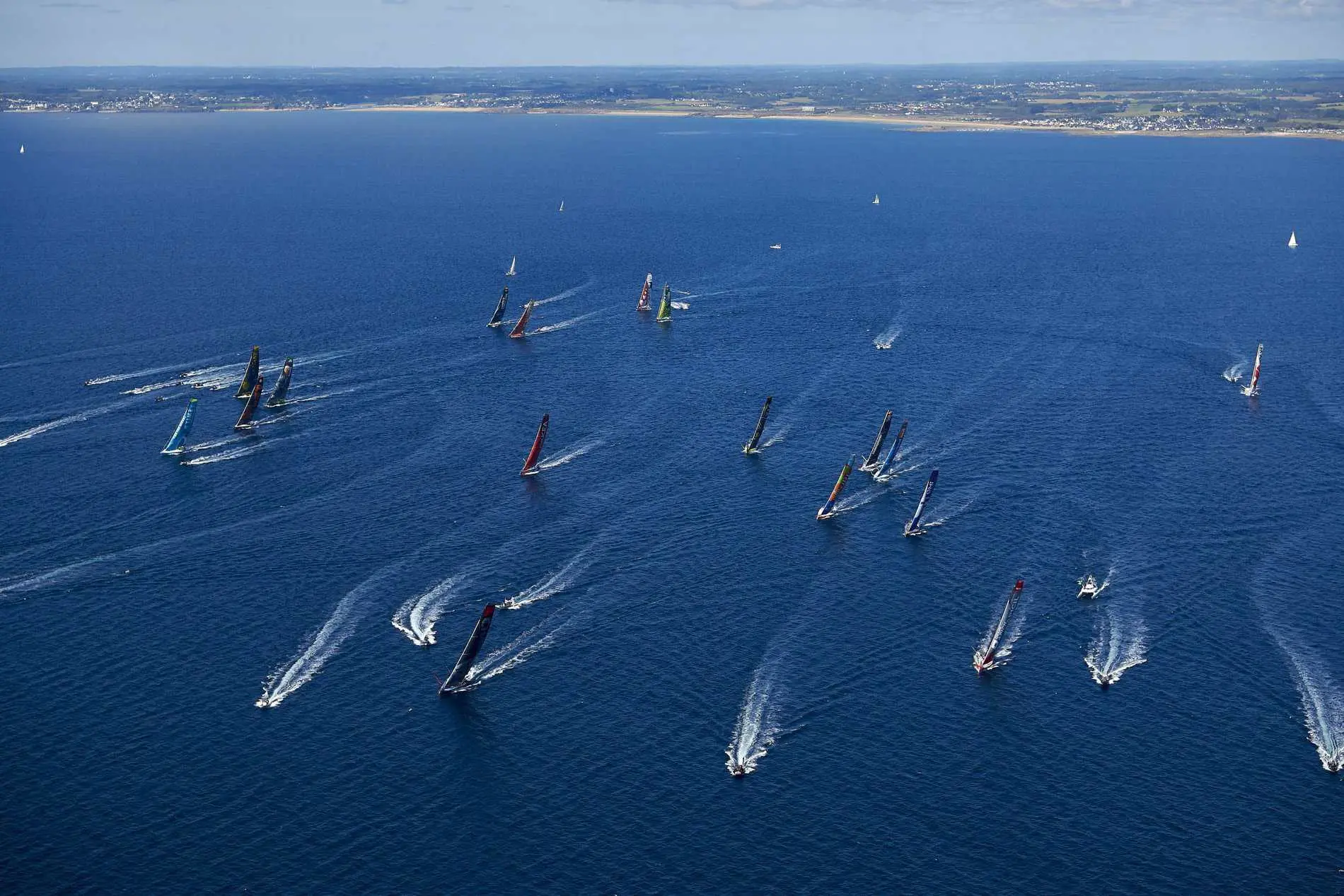 Vue aérienne des voiliers de course IMOCA pendant le Défi Azimut, au large de Lorient Bretagne Sud (Morbihan)