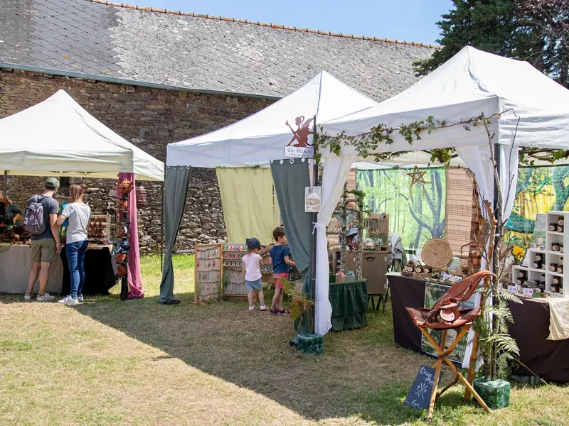 Marché estival artisanal de Tréhorenteuc - Destination Brocéliande