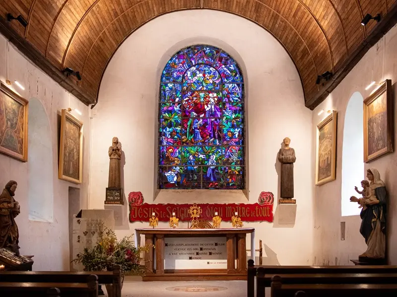 grand-vitrail_Eglise-du-Graal_Trehorenteuc_DestinationBrocéliande