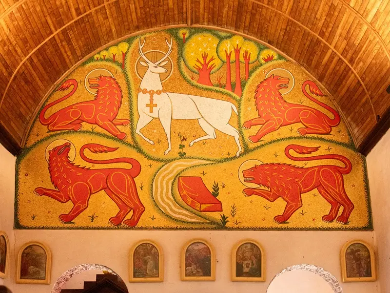 Cerf-blanc_mosaiques_Eglise-du-Graal_Trehorenteuc_DestinationBrocéliande