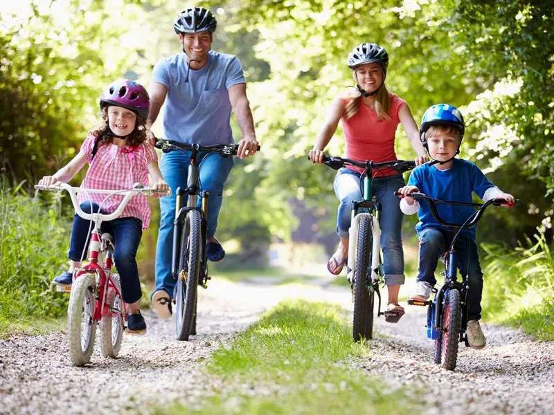 Une famille à vélo