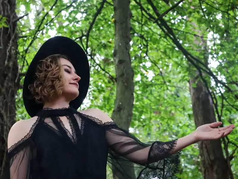 cie_saltimbranques_alice_contes_animations_Concoret_DestinationBrocéliande