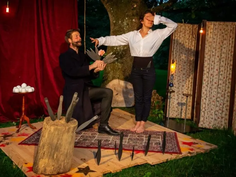 L'été en spectacle du Val d'Oust_cirque et cabaret_DestinationBrocéliande