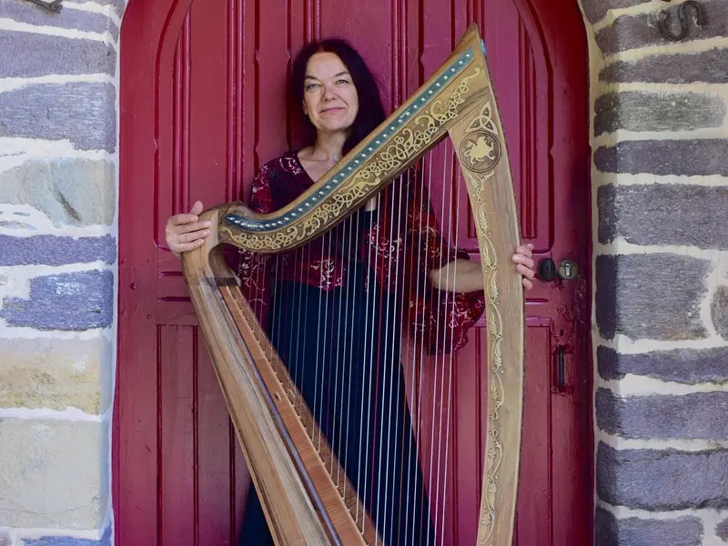 lawena_harpe_chants_celtiques_concert_eglise_graal_Trehorenteuc_Broceliande