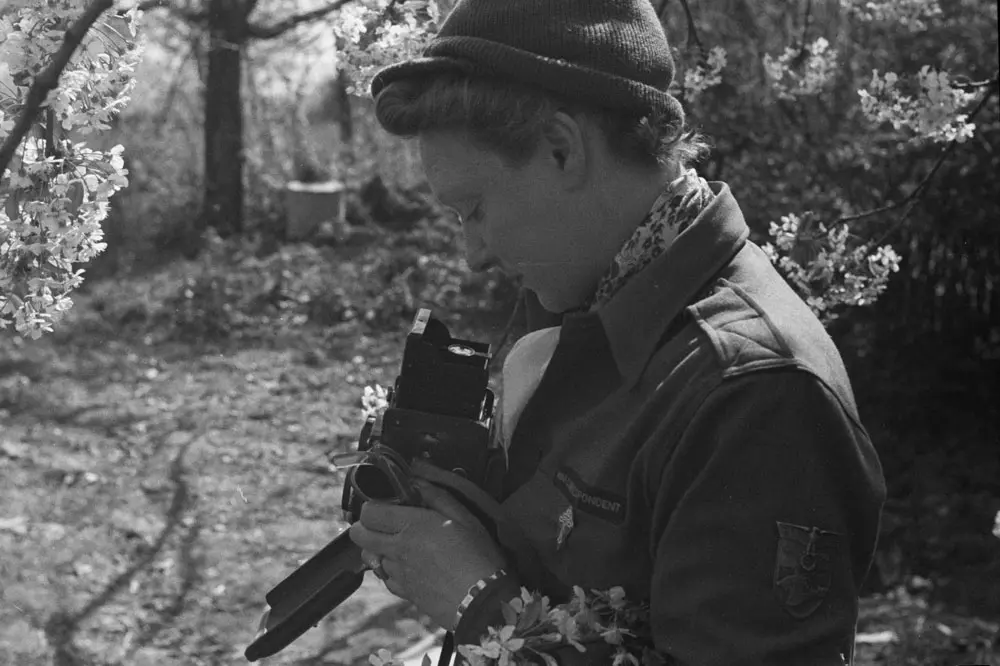 Germaine Kanova, photographe du SCA, équipée d’un Rolleiflex, Bade-Würtemberg