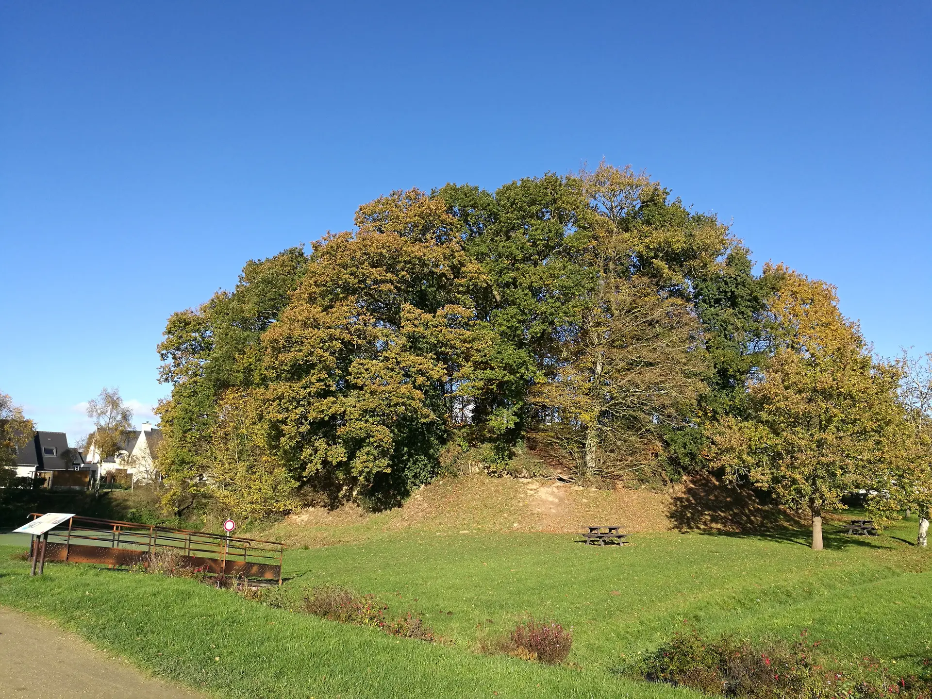 Motte féodale Bédée Village Etape