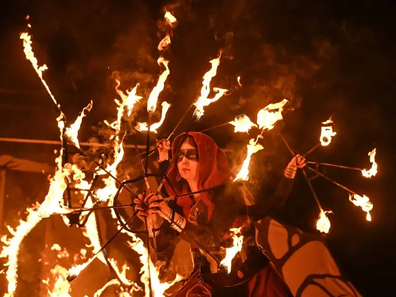 Tan-Elleil_spectacle_feu_Beltaine_Comper_Centre-Arthurien_DestinationBroceliande