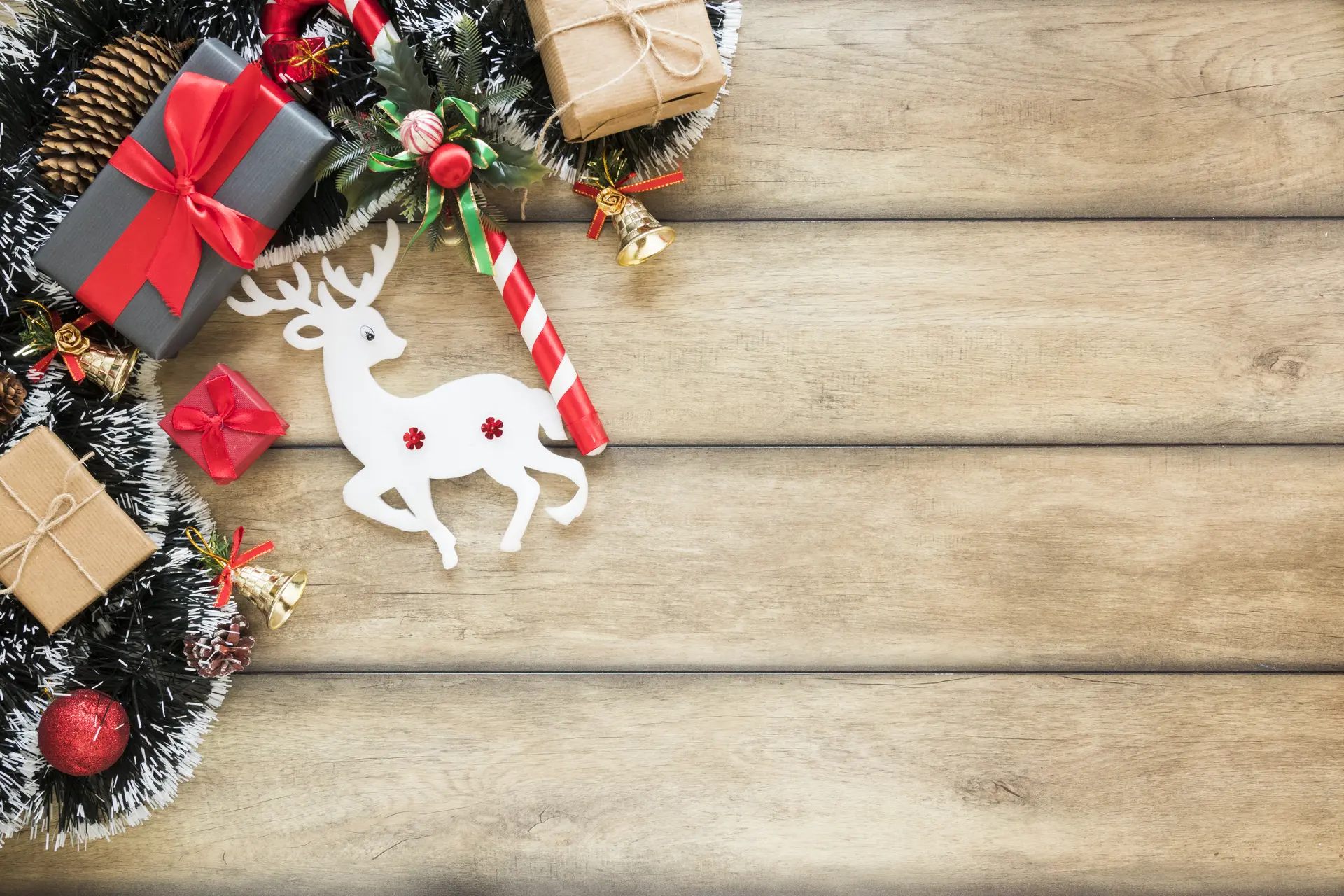 coffrets-cadeaux-pres-des-cerfs-et-des-guirlandes