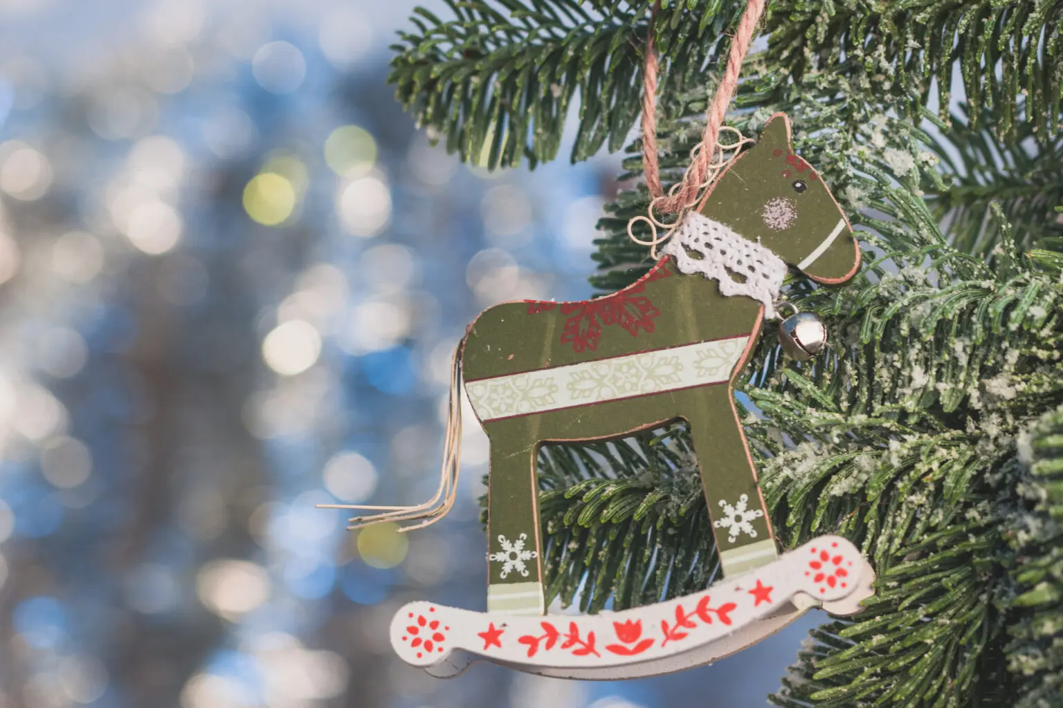 decoration-d-arbre-de-noel-avec-la-forme-de-cheval-close-up-1536x1024