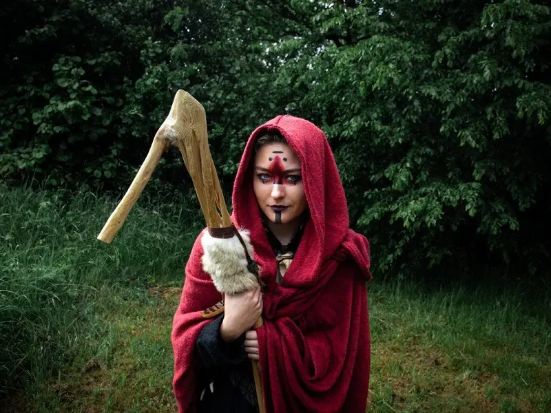 cie_saltimbranques_alice_contes_animations_Concoret_DestinationBrocéliande