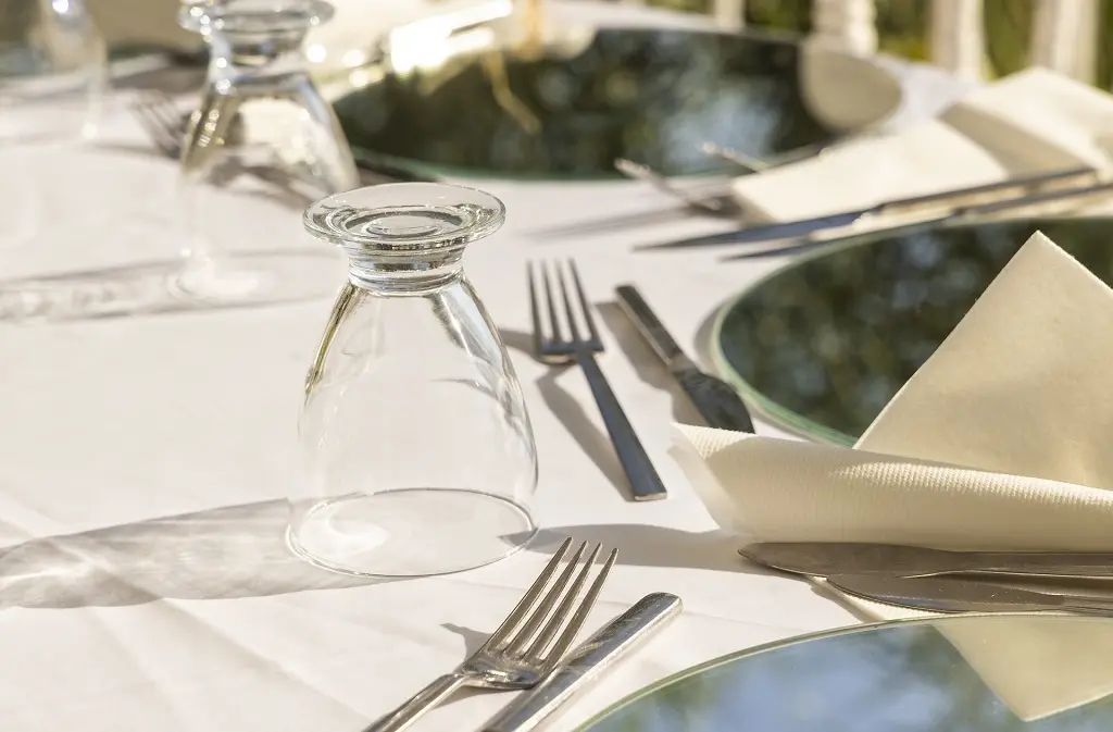 table-6657853_1920