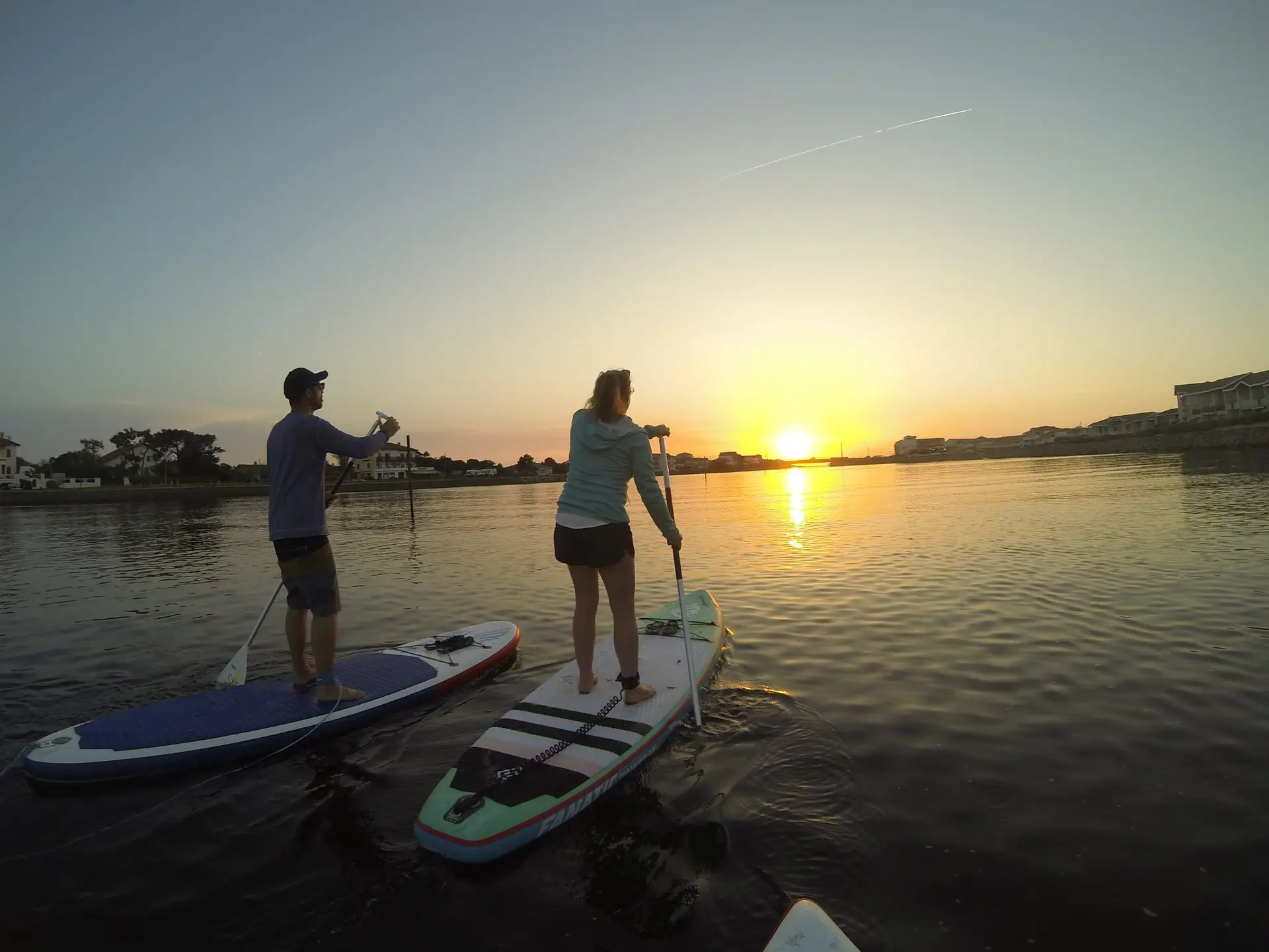 Descente du courant en paddle coucher du soleil