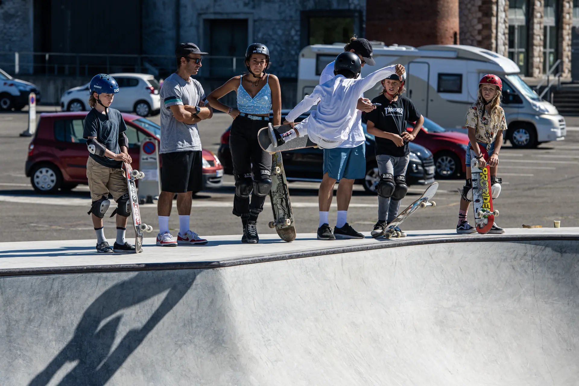 Enfants avec leur skate