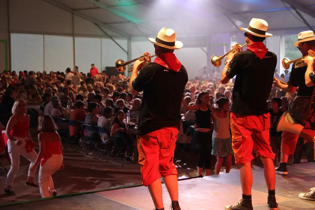 Repas sous chapiteau