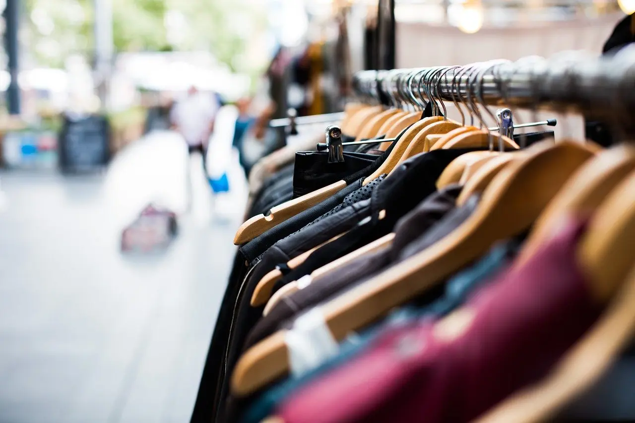 Vêtements braderie - Pexels