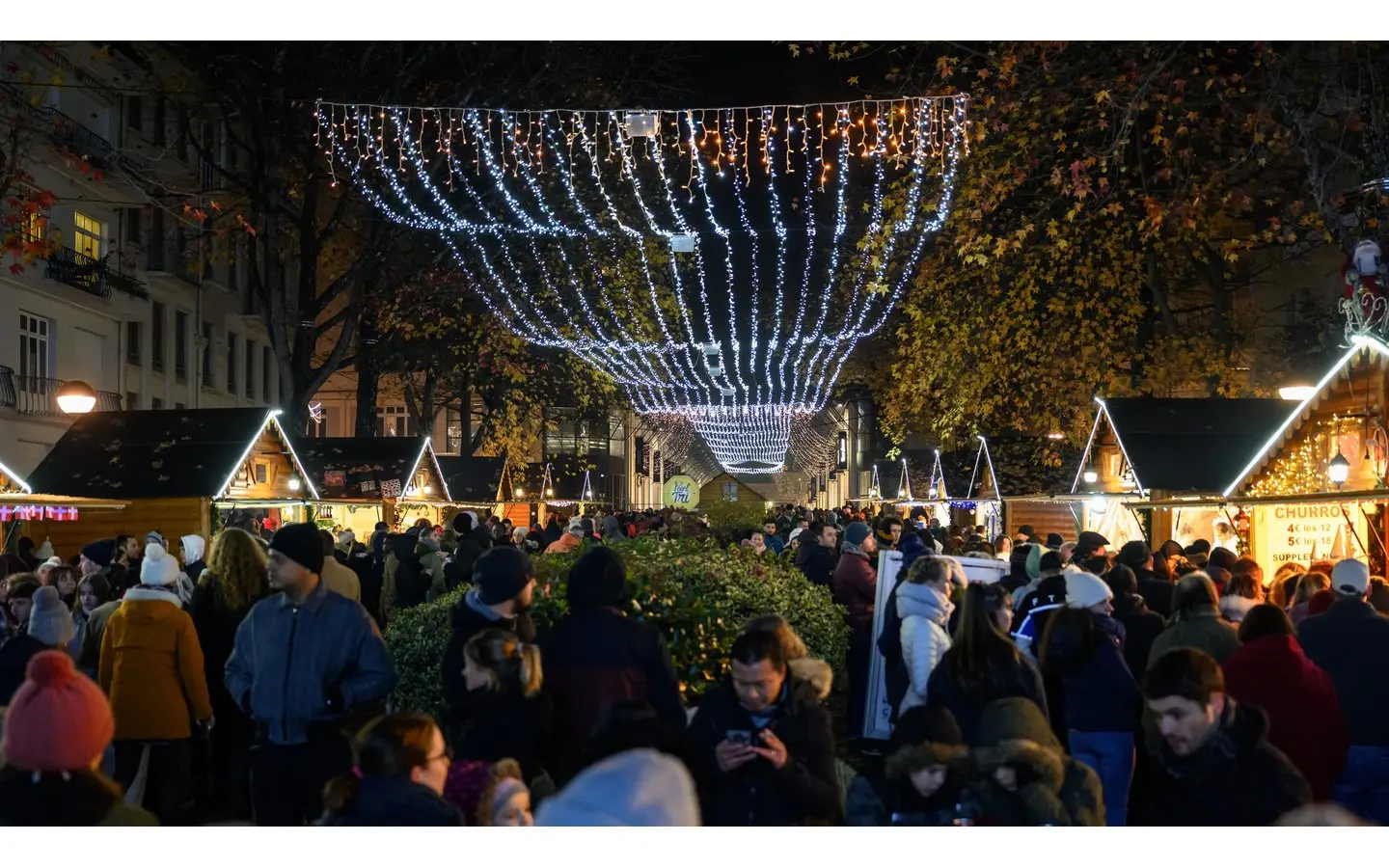 Marché de Noël - illumination sur le boulevard Aragon - Pau