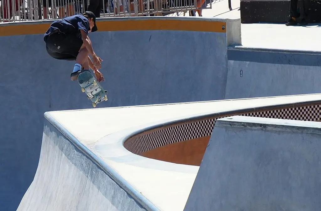 skateboard-2399685_1920