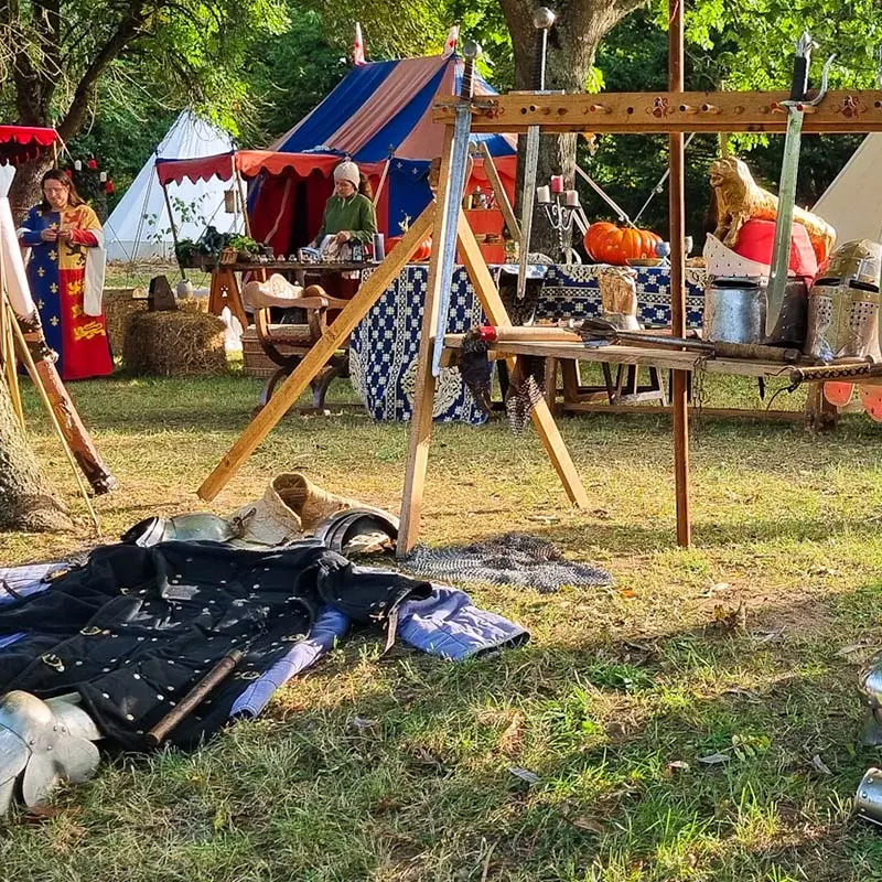 Vie de camp au 14e siècle par La Mesnie du Lion et de l'Hermine