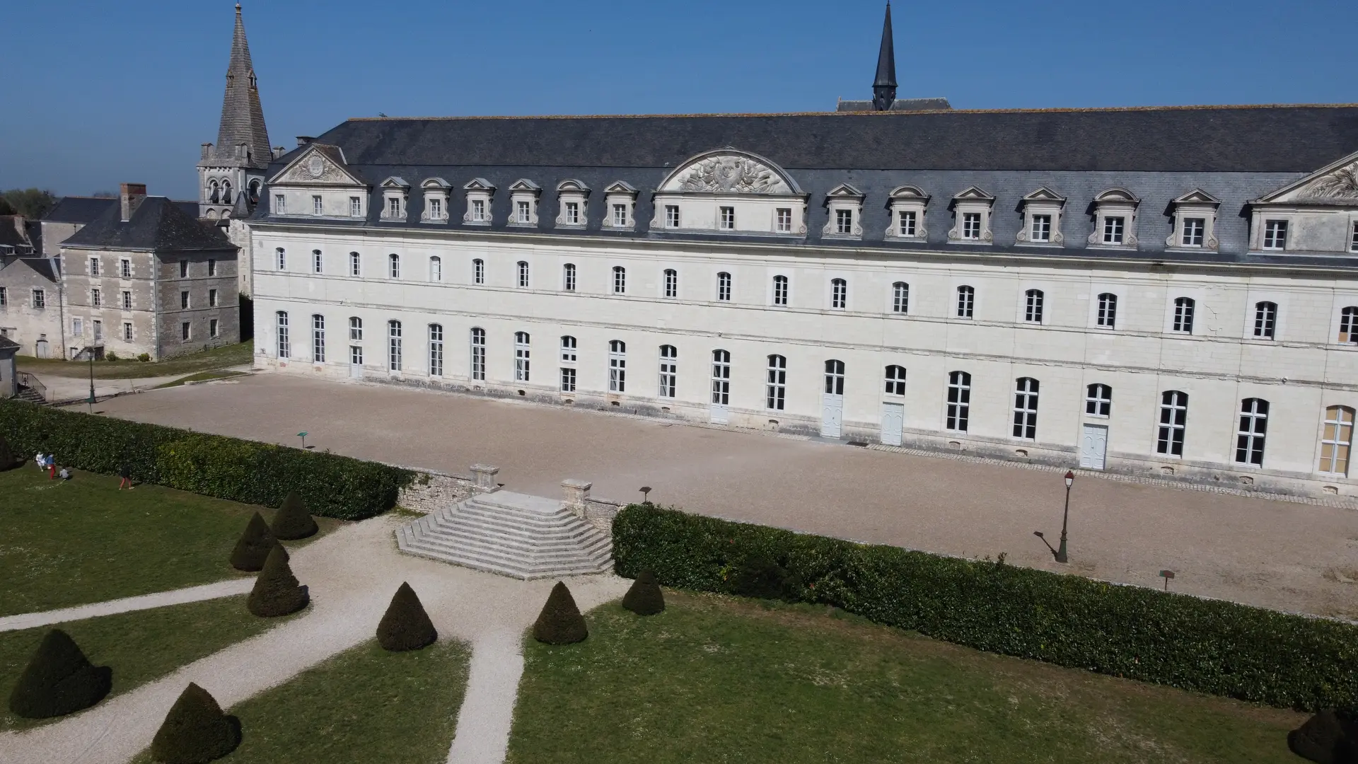 Photo-officielle-de-l-Abbaye-par-drone