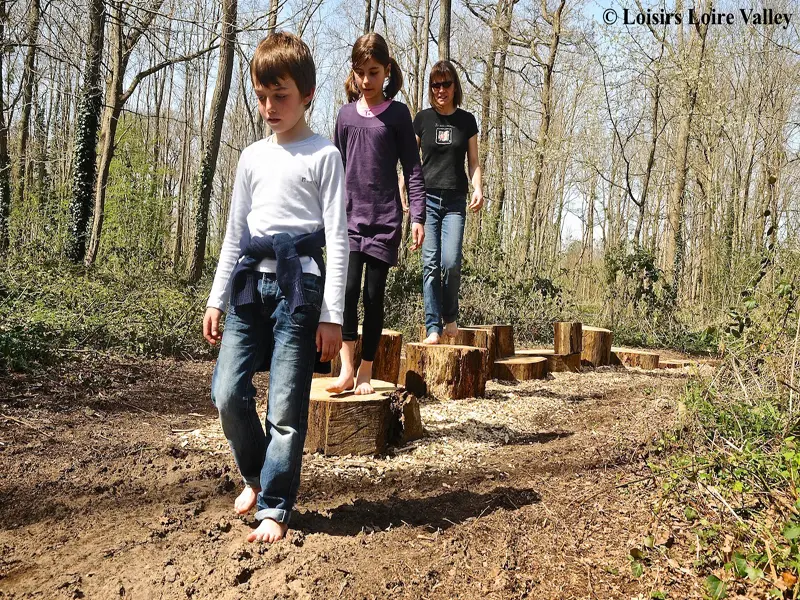 famille-sentier-rondins-Loisirs-loire-Valley