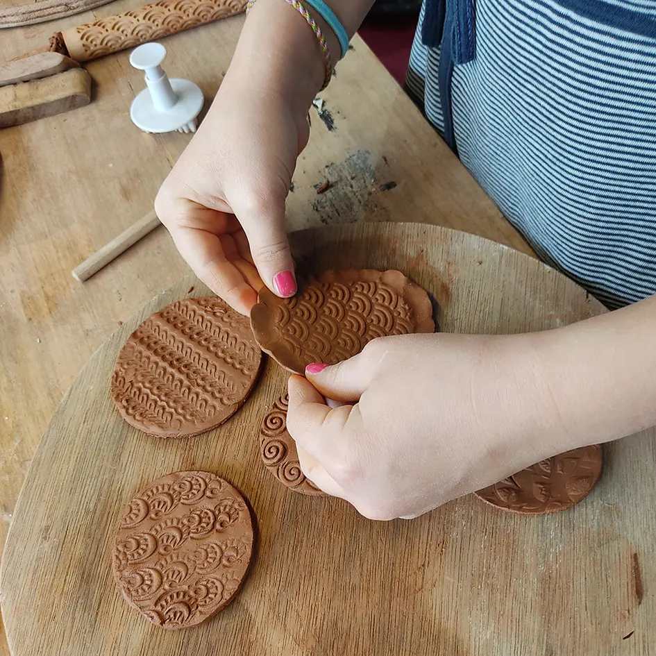 Petites mains en action