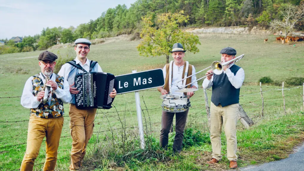 4-dehors-sourires-reduit-1024x576