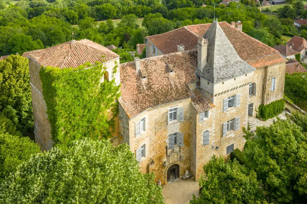 (20) Le château aux milles échos.