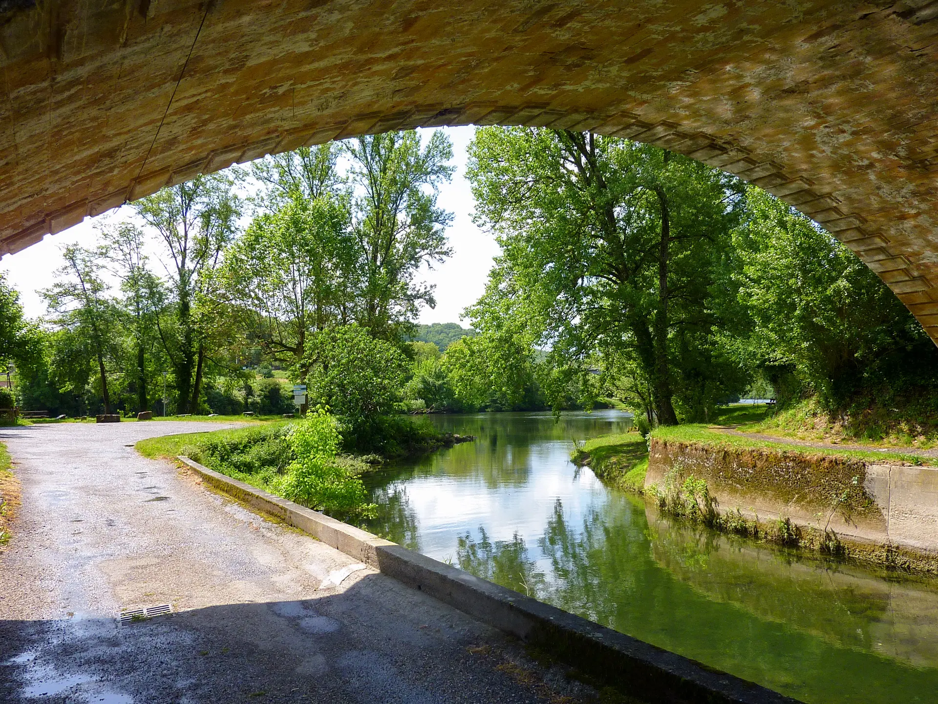 01Vers - Sur les berges du Vers  © Lot Tourisme - C. Sanchez