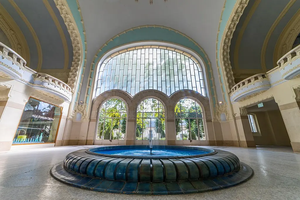 1024px-Thermes_les_Dômes